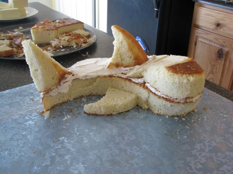 A cake baked in two round pans.  Cut a hole in the cake from pan one to make two half circles for the bottom.  Use the circle you cut out for the head.  Cut the second cake into four fins using a curved cut up the middle. Shark Birthday Cakes, Shark Cake, Sculpted Cakes, 3d Cakes, Shark Birthday, Cake Tutorial, Cake Decorating Tips, Cake Inspiration, Cakes And More