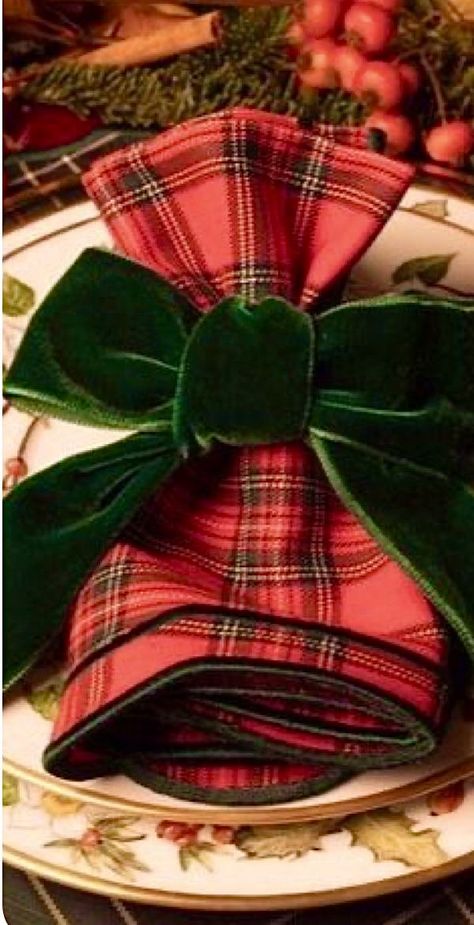 Christmas Entertaining, Tartan Christmas, Christmas Decoration Ideas, Christmas Tablescapes, Christmas Tea, Christmas Table Settings, Merry Little Christmas, Blue Christmas, Christmas Table Decorations