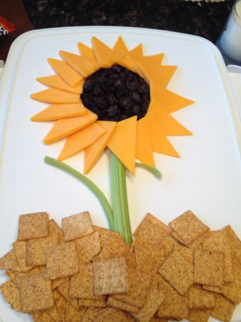 Sun Themed Food Ideas, Charcuterie Creative, Amazing Food Platters, Fruit Platter Designs, Sunflower Party, Retirement Ideas, Sunflower Baby Showers, Tee Party, Party Food Platters