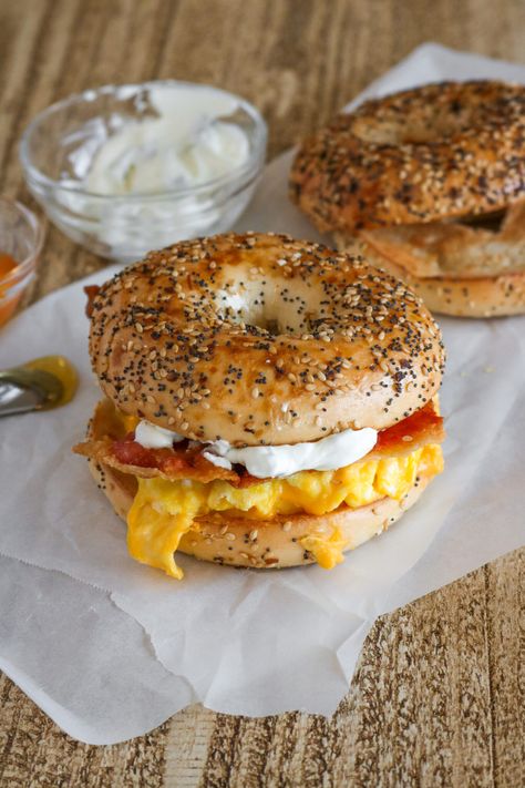 Everything Bagel Breakfast Sandwich - Layers of Happiness Bagel Sandwich Recipes, Types Of Bagels, Breakfast Bagels, Healthy Bagel, Breakfast Snap, Bagel Recipes, Bagel Breakfast, Bagel Breakfast Sandwich, Breakfast Sandwich Recipes