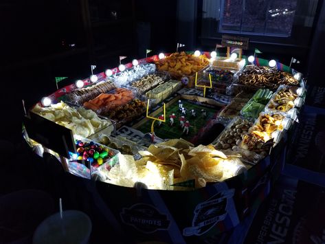 Super Bowl Party Set Up, Super Bowl Party Decorations Diy, Super Bowl Food Stadium, Snack Stadium Diy, Super Bowl Snack Stadium, Snack Stadium, Football Party Foods, Sports Party Decorations, Football Theme Party