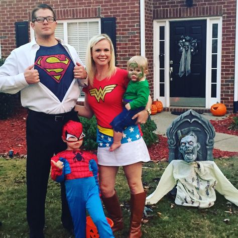 Momfessionals: Family Halloween Costume Ideas Dc Family Costumes, Halloween Costumes For Family Of Five, Superhero Costume Family, Avengers Halloween Costume Family, Family Halloween Costumes Superhero, Super Hero Family Costumes, Comicon Family Costume Ideas, Family Superhero Costumes, Super Hero Halloween