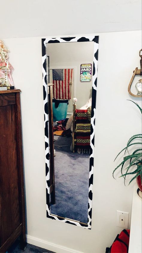 Cow Print Mirror, Long Mirror Decorating Ideas, Mirror Frame Painting Ideas, Creative Mirror Frame Ideas, Groovy Bedroom, Cow Diy, Pvc Wall Panels Designs, Mirror Painting Ideas, Western Room Ideas