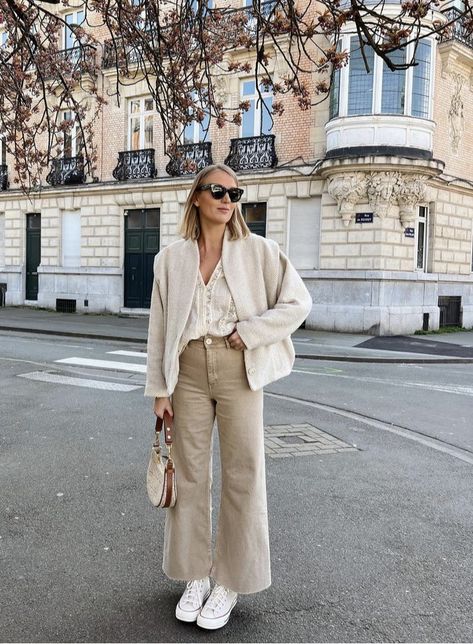 Beige Winter Outfit, Parisian Outfit, Parisian Outfits, Yellow Jeans, Aesthetic Photoshoot, 2024 Outfits, Cream Blazer, Athleisure Casual, Paris Outfits