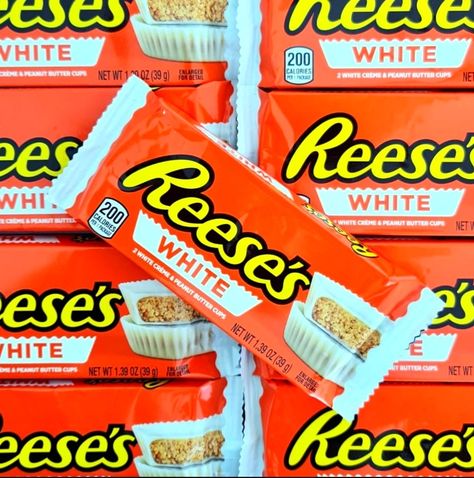 Reese's White Peanut Butter Cups 👌 If you're a fan of white chocolate and Reese's Peanut Butter Cups, then this combination is right for you! Reese's Peanut Butter Cups, Reeses Peanut Butter Cups, Reeses Peanut Butter, Candy Desserts, 200 Calories, Peanut Butter Cups, A Fan, White Chocolate, Peanut Butter