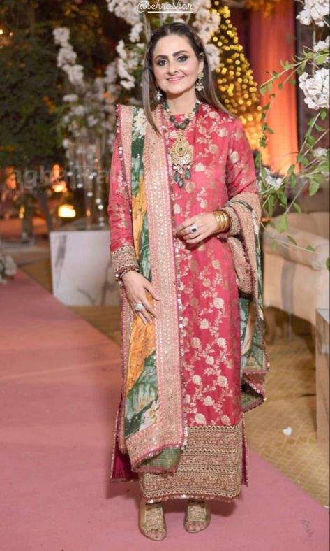 Karvachauth Dresses 2023, Banarsi Saree Suit Design, Sabhya Sachi Suits, Karvachauth Dresses, Banarasi Suit Designs Latest, Pakistani Party Wear Dresses, Lace Dress Design, Pakistani Party Wear, Pakistani Wedding Outfits