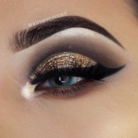 Eye Makeup: 18 Stunning Eye Shadow Looks For Gorgeous Grey Eyes. #makeupideascontouring #beauty #beautytips #beautyhacks #EyeMakeupTips #EyeMakeup #MakeupTips Eye Shadow Looks, Winged Eyeliner Makeup, Grey Eyes, Makeup Idea, Eyeliner Makeup, Look Beautiful, Winged Eyeliner, Eye Shadow, Eyeliner