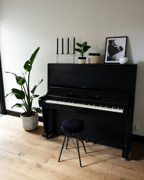 Black Piano Living Room, Black Piano Decor, Upright Piano Decor, Piano Area, Piano Room Design, Piano Styling, Piano Room Decor, Musician Room, Piano Living Rooms