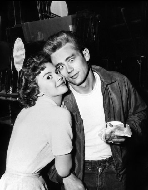 Natalie Wood et James Dean « La Fureur de vivre » de Nicholas Ray. Klasik Hollywood, Actresses Hollywood, George Peppard, Photos Rares, Jimmy Dean, Anthony Perkins, Jane Russell, Young Celebrities, Gene Kelly