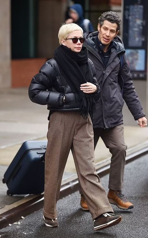 Michelle Williams and husband Thomas Kail Michele Williams Style, Michelle Williams Street Style, Demure Fall, Michelle Williams Hair, Michelle Williams Style, Michele Williams, Style Words, Casually Chic, Lucy Williams