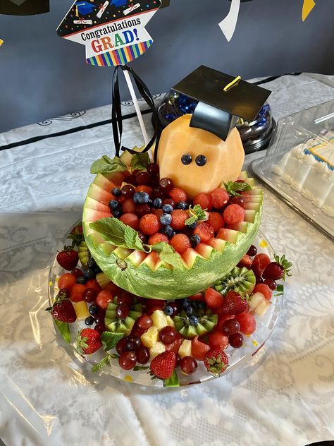 Fruit Tray For Graduation Party, Graduation Fruit Display, Graduation Fruit Tray Ideas, Graduation Food, Fruit Table, Fruit Platters, Fruit Platter Designs, Graduation Party Foods, Graduation Tables