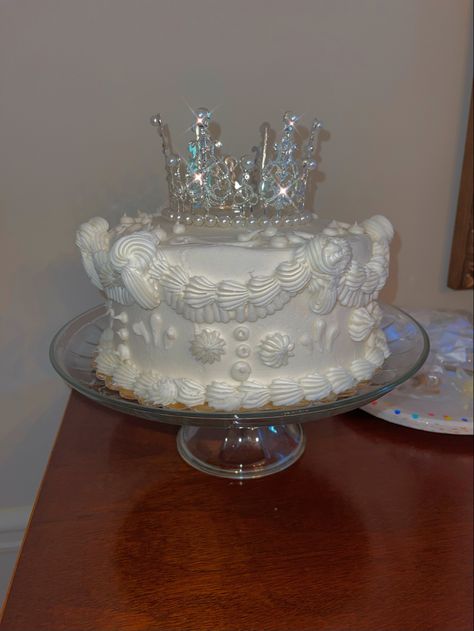 Crown birthday cake Y2k Cake Birthday, Y2k Bday Cake, 2000 Birthday Cake, Y2k Cake Ideas, Birthday Cake Y2k, Y2k Birthday Cake, Y2k Cake, Y2k Birthday Party, Birthday Tips