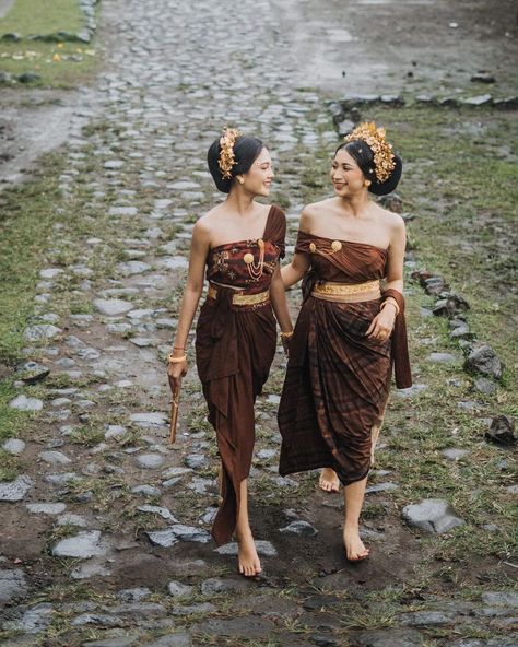 Ancient Indonesian Clothing, Indonesian Outfit Traditional, Malaysian Traditional Clothing, Bali Traditional Clothes, Balinese Clothing, Traditional Indonesian Clothing, Indonesian Traditional Clothes, Indonesian Outfit, Indonesia Traditional Clothes