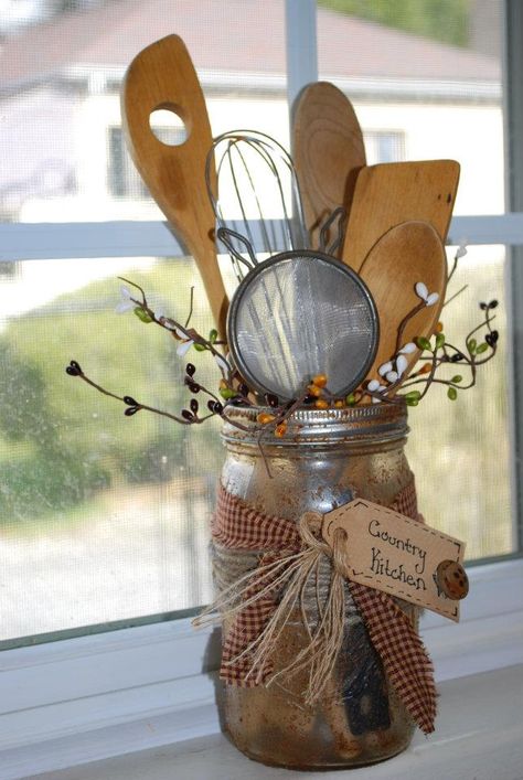 Love this idea !!! This will not only compliment a Country Kitchen, but will also make a great gift for a bridal shower, a co-worker, or holiday gift exchange !!  #Holiday #DIY Gifts #Kitchen Essentials Deco Champetre, Mason Jar Projects, Ge Bort, Vintage Ideas, Primitive Kitchen, Kitchen Vintage, Diy Bricolage, Fabulous Christmas, Mason Jar Gifts