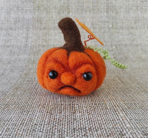 Felted monster pumpkin with eyes, leaf and antennae SIZE: 3 inches tall including tail (7.5 centimeters) 3 inches wide (7.5 centimeters) Add a touch of whimsical charm to your home with this handmade felted monster pumpkin! This unique decoration features a Halloween pumpkin face with frowning eyes, a leaf and antennae. Perfect for Halloween or as a quirky year-round accent, this felted item is carefully crafted from high-quality wool. Whether this adorable monster pumpkin sits on a shelf, table Sculpey Halloween, Felting Halloween, Needle Felted Halloween, Felt Autumn, Felted Pumpkins, Monster Pumpkin, Pumpkin Monster, Felt Monster, Fall Pumpkin Crafts