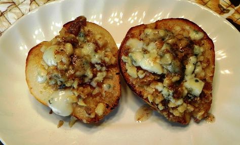 The Iowa Housewife: Baked Pears with Walnuts and Gorgonzola Gorgonzola Salad, Potato Wedges Recipe, Baked Pears, Roasted Pear, Gorgonzola Cheese, Winter Comfort Food, Pear Recipes, Stuffing Recipes, Yummy Sweets