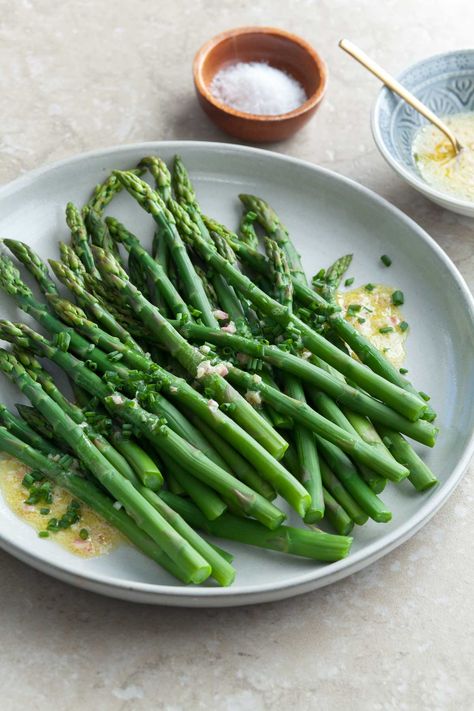 Looking for a healthy and easy asparagus recipe? Try this cold asparagus salad with mustard vinaigrette. Perfect for brunch or everyday meals, this simple asparagus recipe is quick and elegant. Marinated Asparagus Cold, Cold Asparagus Recipes, Cold Asparagus, Marinated Asparagus, Easy Asparagus, Easy Asparagus Recipes, Paleo Nutrition, Mustard Vinaigrette, Radicchio Salad