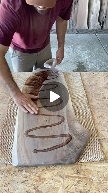 Small Live Edge Projects, Live Wood Projects, Chopping Board Gift Ideas, Wood Works, Hardwood Projects, Wood Working Christmas Gift Ideas, Diy Wood Carving, Chacutery Boards Ideas How To Build Wood, Diy Wooden Gifts Handmade