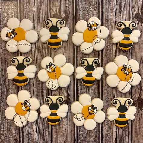 Bee Cookies Royal Icing, Bumble Bee Cookies Decorated, Bumble Bee Cookies, Daisy Award, Flood Icing, Icing Decorations, Bee Cookies, Cookie Sticks, Bee Day