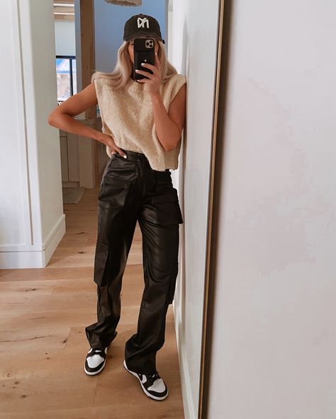 Leather Pants Street Style, Cargo Pants Outfit Fall, Cargo Pants Outfit Winter, Cargo Outfits Women, Leather Pants Outfit Winter, How To Style Cargo Pants Women, Cara Loren, How To Style Cargo Pants, Cargo Outfit