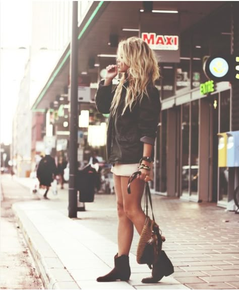 . Moda Hippie, Walking Down The Street, Estilo Hippy, Mode Hippie, Mode Boho, Girl Friend, Mary Kate, Street Look, Festival Looks