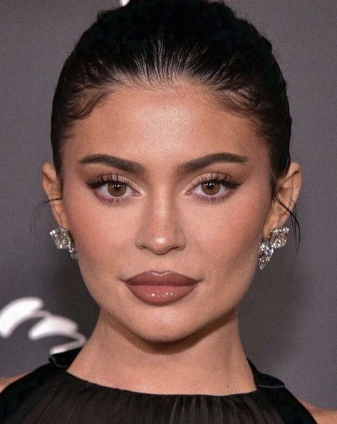 Natural Makeup Kylie Jenner, Summer Makeup Brown Eyes, Kylie Jenner Eye Makeup Looks, Kylie Jenner Makeup Looks, Kendel Jenner Makeup Look, Kylie Jenner Smokey Eye Make Up, Kylie Jenner Eyes, Kylie Jenner Face, Kim Kardashian Black Eye Makeup