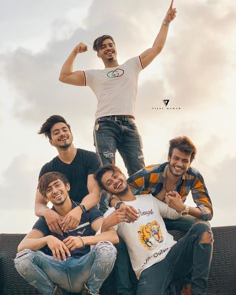 There is nothing better than a good friends, except for a good friends with chocolate. Edit b Faisal Shaikh, Best Friend Images, Friendship Photoshoot, Bff Photoshoot Poses, Bff Photoshoot, Love Couple Photo, Boy Photography Poses, Cute Stars, Stylish Boys