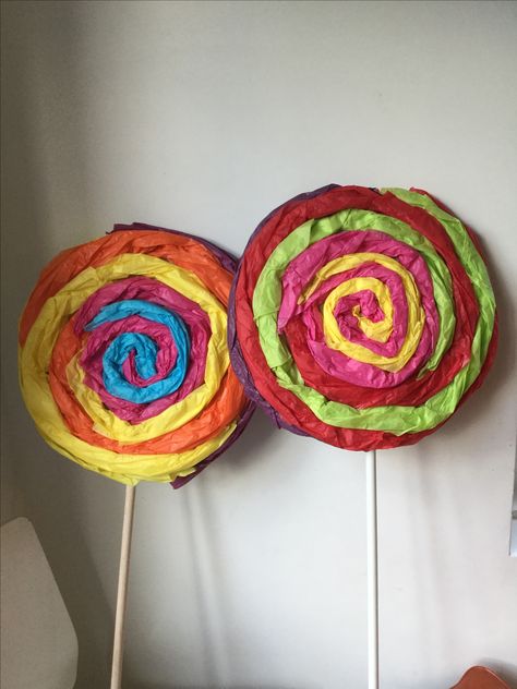 Giant wonka lollipops made from two pieces of cardboard, a stick and tissue paper. Tissue Paper Candy, Diy Candyland, Chocolate Factory Party, Candy Props, Willy Wonka Party, Office Candy, Giant Candy, Candyland Christmas, Candy Land Christmas Decorations Diy