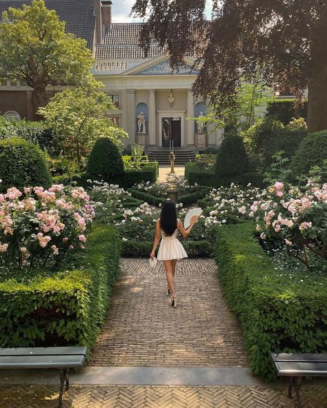 Back to this secret garden after 4 years 🌸 well, that feels like a lifetime ago. . . . . . . . . . . . . #lestyleàlafrançaise… | Instagram Countryside Outfit, Fashion Old Money, Gym Couple, Money Dress, Day Planning, Fits Summer, Old Money Fashion, Light Academia Aesthetic, Luxembourg Gardens