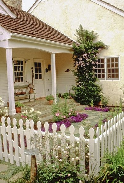 Cottage style courtyard garden with white picket fence. English Cottage Decor, Dog Yard, Ranch Exterior, Cottage Garden Design, Front Yard Fence, White Picket Fence, Have Inspiration, Lodge Decor, Garden Photos