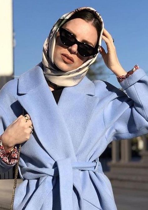 Women Suit Outfits, Aesthetic Hacks, Scarf Aesthetic, Silk Scarf Style, Classic Style Outfits, Iranian Women Fashion, Head Scarf Styles, Scarf Outfit, Hijabi Outfits