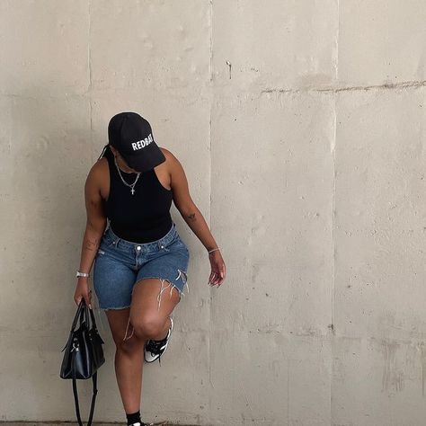 ANDILE YOLANDA MLAMBO on Instagram: "Drafts🖤 my campus outfit from the other day. @mrpfashion #explore #explorepage #exploremore #ootd #minimalfashion #streetstyle #styleguide #campusfashion #mrpmystyle #mrpricefashion" Casual Outfit Plus Size Summer, Jean Shorts Outfit With Sneakers, Causal Summer Outfit Black Women, Outfit With Shorts Black Women, Long Jean Shorts Outfit Black Women, Black Jean Shorts Outfit Black Women, Jean Short Outfits Black Women, Bowling Outfit Black Women, How To Style Black Jean Shorts