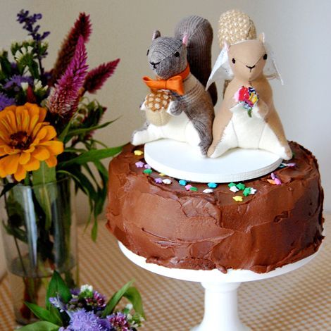 How sweet are these little stuffed wedding toppers by Sian Keegan? A great alternative to the traditional figurines and so fun to save afterwards! — Joy Squirrel Cake, Hipster Bride, Oh Joy, Squirrel Girl, Animal Cake, Cute Squirrel, Wedding Topper, Anniversary Cake, Pretty Wedding