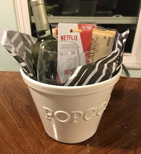 Netflix & Chill Gift Basket - 2 Ways! Cute Diy Valentines, Diy Valentines Gift, Valentines Gift For Boyfriend, Movie Night Gift Basket, Movie Night Gift, Homemade Gift Baskets, Netflix Chill, Netflix Gift Card, Best Gift Baskets