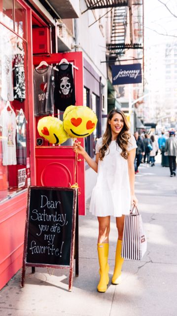 Dress And Rain Boots Outfit, Yellow Rain Boots Outfit, Yellow Hunter Boots Outfit, Hunter Rain Boots Outfit, Yellow Hunter Boots, Nyc Street Style Spring, Rain Boots Outfit, Rainboots Outfit, Rainy Day Outfit For Spring