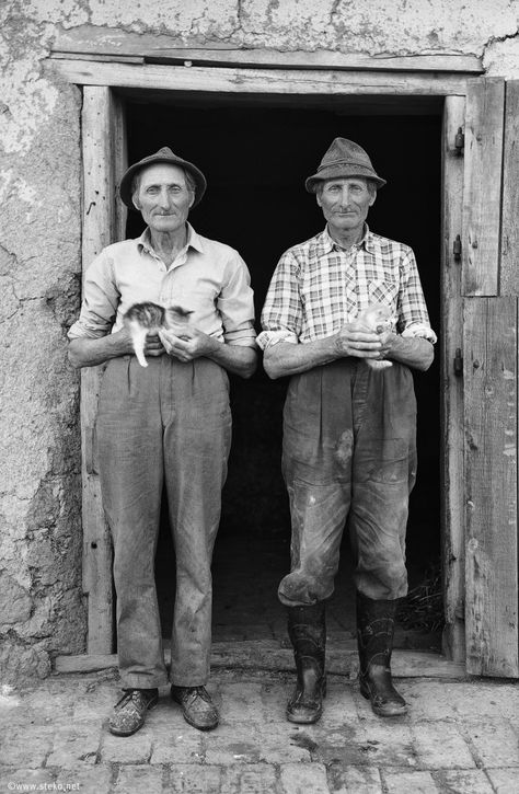 Janos and Istvan Papp Lukacs - twin Hungarian farmers, 1988, w/kittens Vintage Twins, Beautiful Series, Identical Twins, Vintage Farm, Jolie Photo, Bw Photo, Vintage Photo, Vintage Pictures, Photojournalism