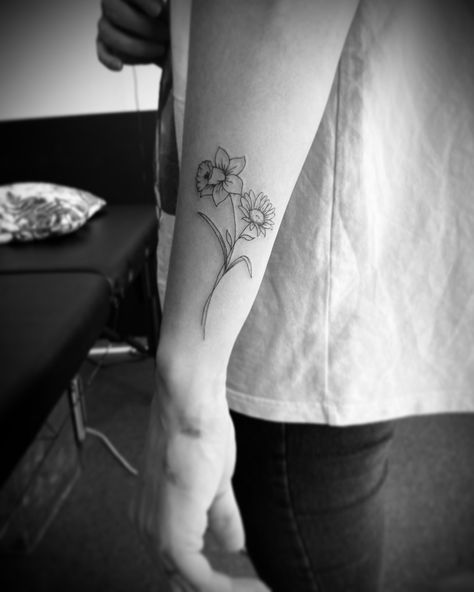 Big Daffodil Tattoo, Narcissus And Aster Flower Tattoo, Daphodil And Daisy Tattoo, Narcissus And Daisy Flower Tattoo, Aster And Daffodil Tattoo, Daisy And Narcissus Tattoo, Daffodil And Daisy Tattoo, Fineline Flower Tattoo, Narcissus Tattoo