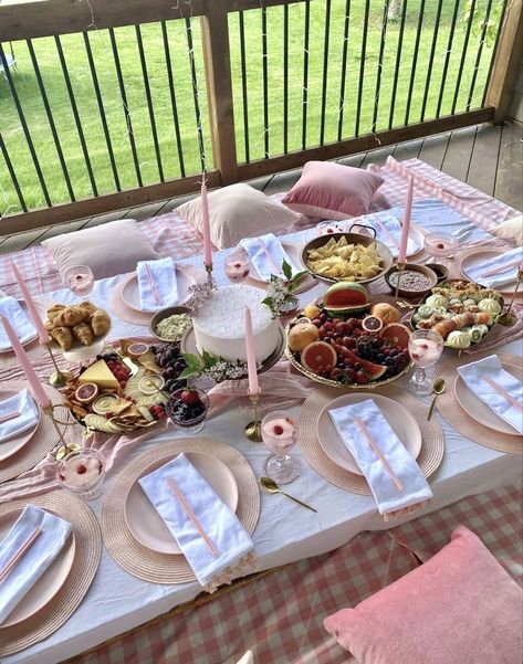 Picnic Birthday Party Adult Pink, Bridal Shower Ideas Picnic, Fancy Picnic Ideas, Bridal Shower Picnic Theme, Pink Beach Birthday, Picnic Bridal Shower Ideas, Pink Picnic Aesthetic, Ideas De Picnic, Pink Picnic Party