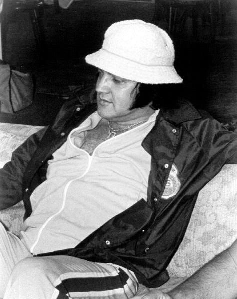 Elvis.. so tired and sick Colonel Parker, Elvis Presley 1977, Elvis In Concert, King Of The World, Elvis And Priscilla, King Of Music, Elvis Presley Photos, Chuck Berry, Graceland