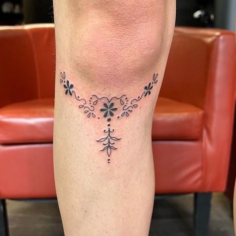 Wrap Knee Tattoo, Knee Leg Tattoo, Knee Tattoo Aesthetic, Swirl Knee Tattoo, Above The Knee Tattoo Flower, Knee Tattoo Patchwork, Tattoo Around Knee Cap, Feminine Knee Cap Tattoo, Kneee Tattoos