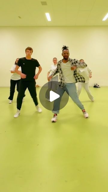 Hip Hop Moves, Hip Hop Dance Moves, Energizing Yoga, Hiphop Dance, Dance Basics, Hip Hop Dance Videos, Icing On The Cake, Cool Dance Moves, Cool Dance