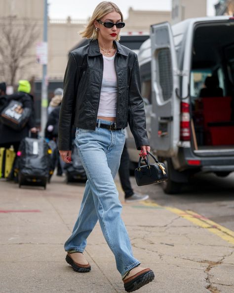 White Tee Outfit, White Tees Outfit, Cold Fashion, Gigi Hadid Outfits, Gigi Hadid Style, Gala Fashion, Capsule Wardrobe Essentials, Hadid Style, Jeans Levis