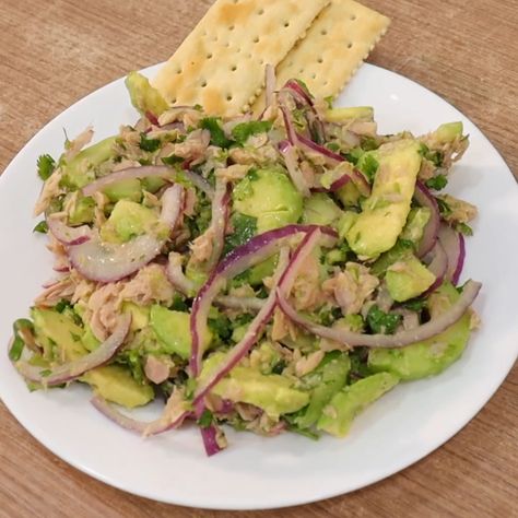 Ensalada de atún con aguacate | Con extra aguacate sabe deliciosa! | By Cocina Guerrerense Easy Keto Meal Plan, Easy Grilling, Food O, Health Dinner Recipes, Healthy Food Choices, Healthy Meal Prep, Meals For The Week, Clean Eating Recipes, I Love Food