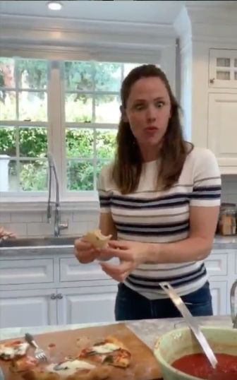 Jennifer Garner Invited A Famous Pizza Chef On Her 'Pretend Cooking Show' For A LessonDelish Jenifer Gardner, Cracker Recipe, Pizza Chef, Making Pizza, Italian Pizza, How To Make Pizza, Just Pretend, Cooking Show, Jennifer Garner