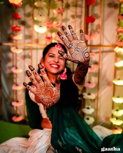 Tips On How To Flaunt Your Bridal Mehendi Pictures Poses For Mehendi Ceremony, Mahendi Photos, Mehandi Photoshoot Ideas, Mehndi Shots, Sadi Pose, Shadi Photo, Mehandi Poses, Mehendi Photography Bridal, Mehendi Poses