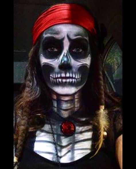 Ghost Pirate Makeup, Skeleton Pirate Costume, Face Paint Pirate, Scary Pirate Costume, Face Paint Skull, Pirate Face Paint, Paint Skeleton, Scary Pirate, Skull Halloween Makeup