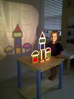 Vetenskapliga Experiment, Blocks Preschool, Overhead Projector, Playing With Light, Reggio Classroom, Block Area, Block Play, Reggio Inspired, Reggio Emilia