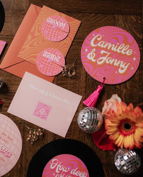 //FEEL THOSE SUMMER VIBES//⁠ ⁠ How gorgeous is this stunning pink and orange modern wedding inspiration. From vibrant decor to elegant floral arrangements and all the bits in between, this is a wedding style that will leave you speechless. Get ready to be inspired to plan the wedding of your dreams! 💖🧡⁠ ⁠ //⁠ ⁠ Dreamy suppliers:⁠ ⁠ Wedding Newspaper: Me AKA @photopressuk⁠ Concept, Planner and Florals: @dreamuponabloom⁠ Photographer: @kate.ventress.weddings⁠ Venue: @armadahousebristol⁠ Content... Orange And Pink Disco, Retro Wedding Theme, Orange And Pink Wedding, Elegant Floral Arrangements, Vibrant Decor, Wedding Newspaper, Disco Theme, Dinner Party Themes, Eclectic Wedding