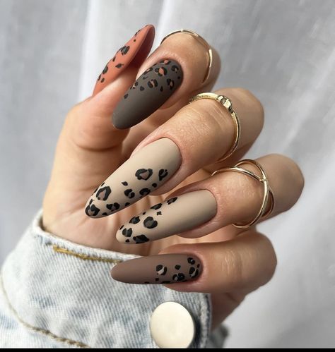 Matte Animal Print Nails, Almond Autumn Nails Designs, Nails 2023 Trends Autumn, Nails Winter 2023 Trends, Dark Witchy Nails, Autumn Nails 2023 Trends, Fall Nails 2023 Trends, Nail Designs 2023 Trends, Autumn Nails 2023