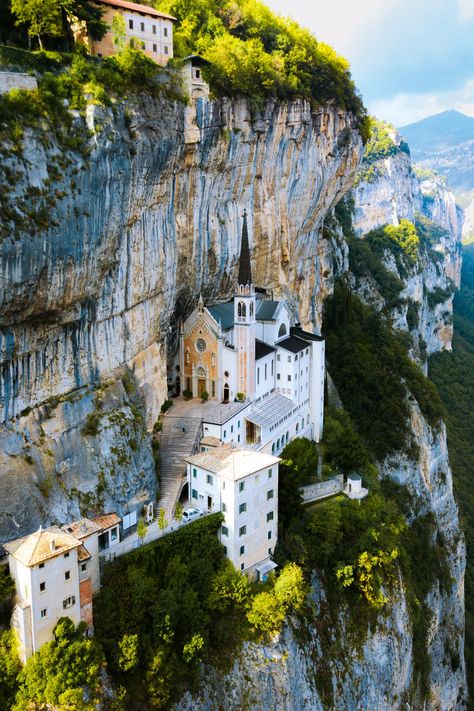 Mountains In Italy, Mountain Architecture, Place Of Worship, Incredible Places, Beautiful Places To Visit, Places Around The World, B & B, Italy Travel, Glamping